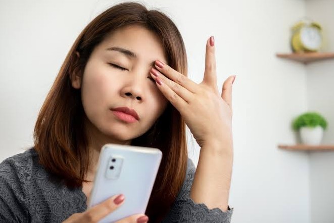 Weak Hands and Blurry Vision: Is Your Smartphone Changing Your Body?